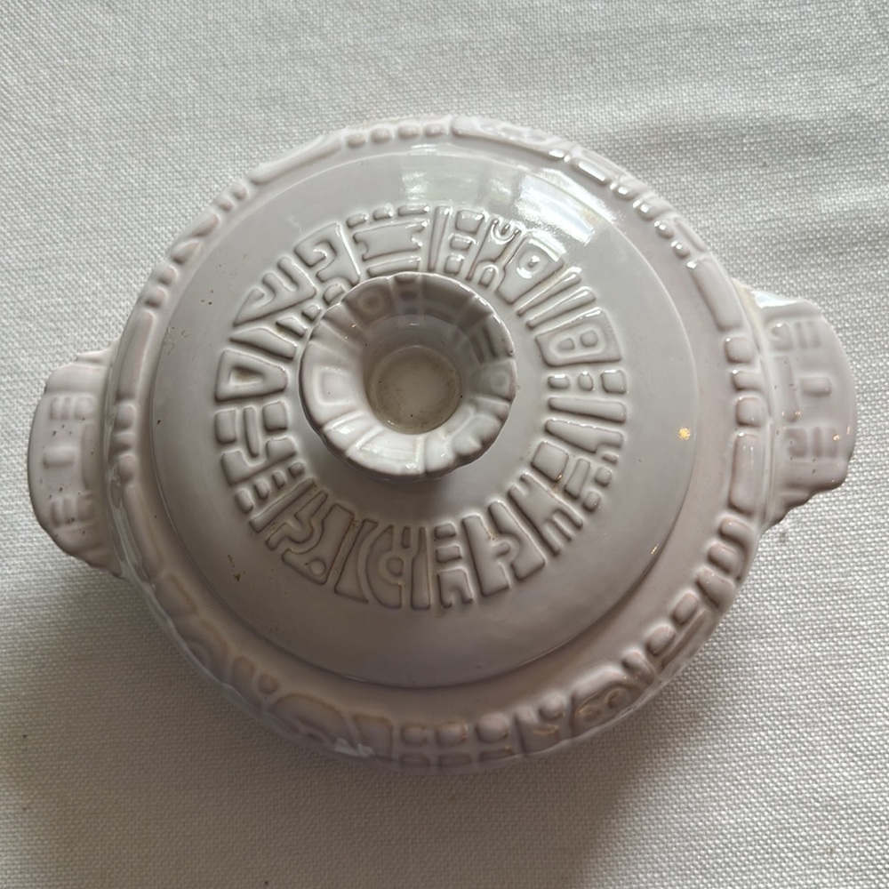 Vintage Frankoma white Mayan Aztec 2qt covered dish - Picture 2 of 5